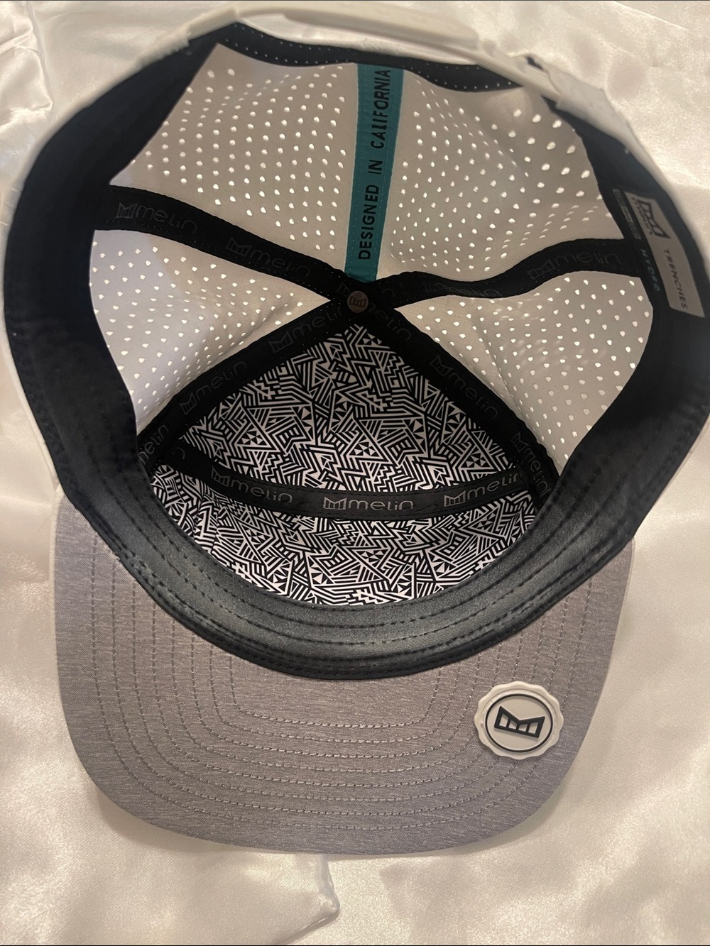 Breathable White Men’s Performance Baseball Cap - Picture 7 of 7